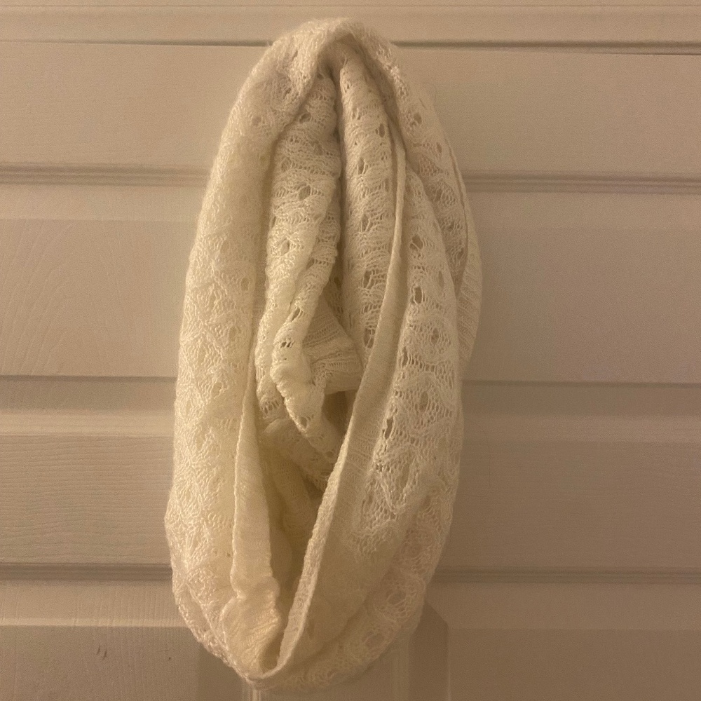 H&M white knit infinity scarf